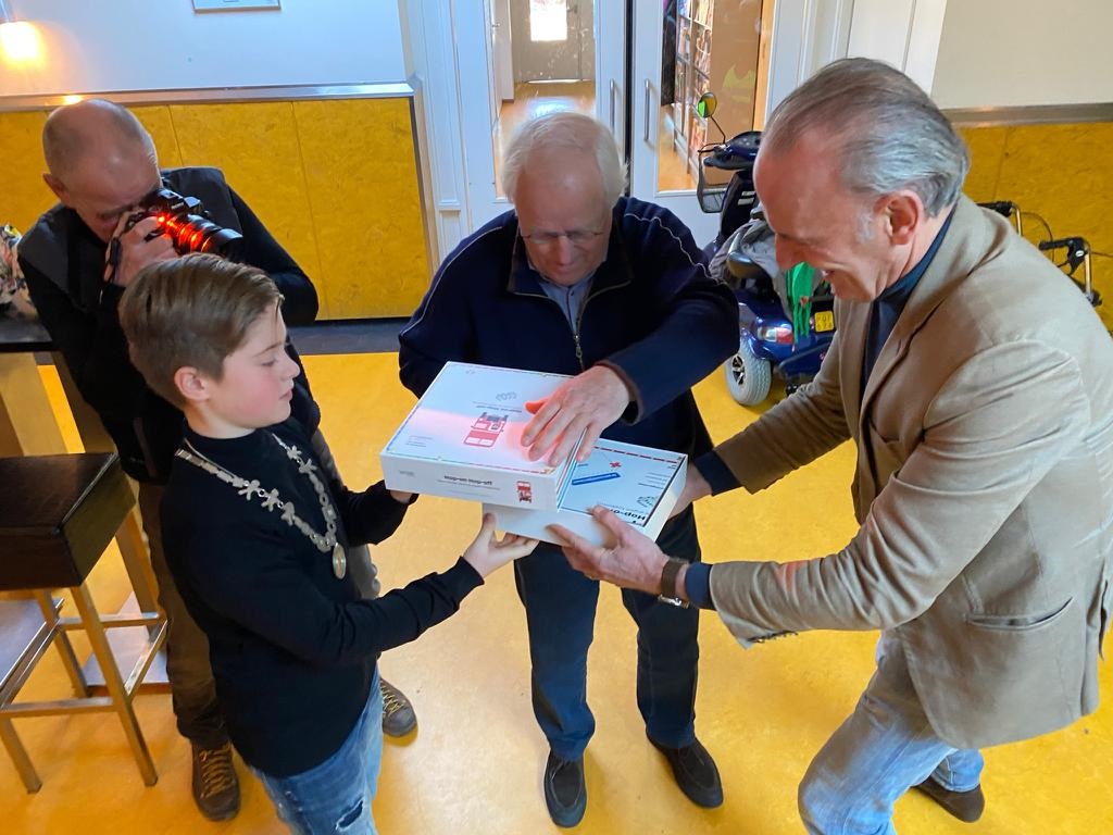 De uitreiking van het Hop-On Hop-Off-spel in Huiskamer Oosterhout. Met kinderburgemeester Thijmen Wien, Theo Voorn en Marc Jansen.  © Woonstichting Valburg