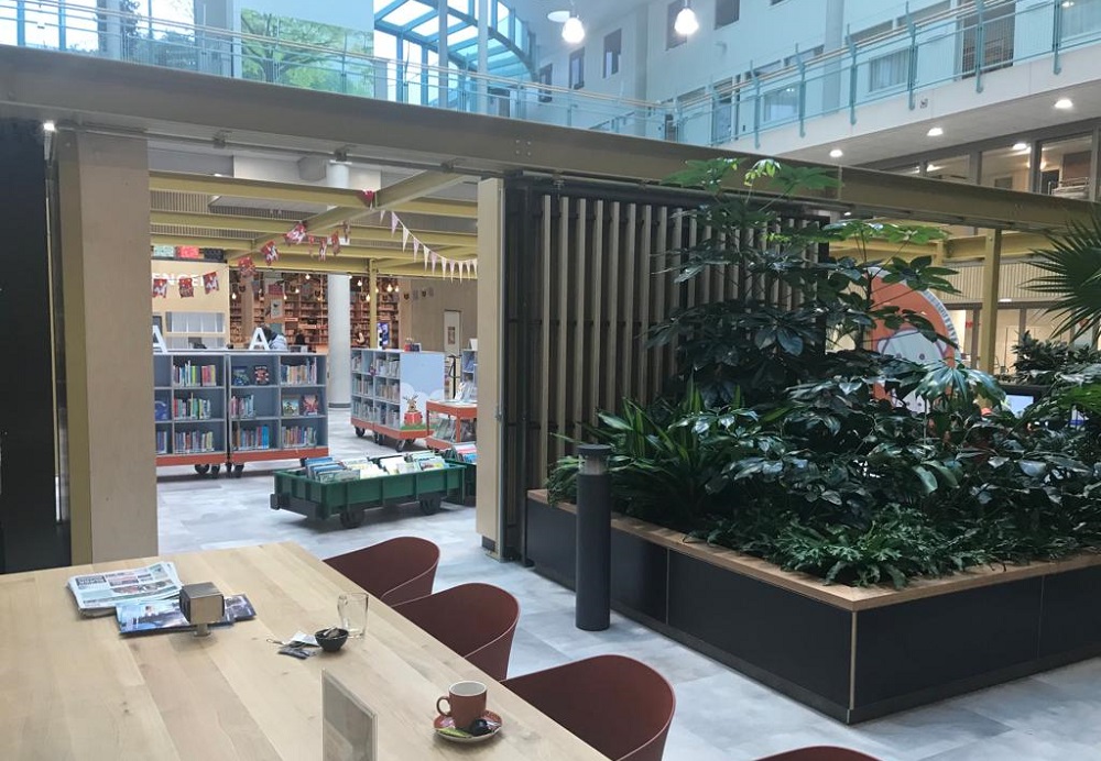 Het cafeetje en in de achtergrond de bibliotheek van Meulenvelden. Foto: Yvonne Witter