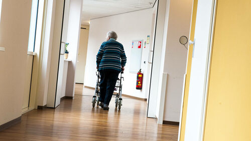 vrouw met rollator