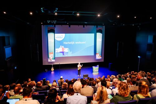 Dagvoorzitter Jacqueline Kerkhof opent het ZorgSaamWonen Congres