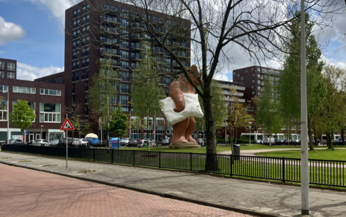 'De Beer', kunstwerk van Florentijn Hofman, in de Staalmanpleinbuurt