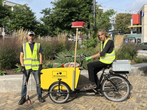 Wijkbakkie: bewoners rijden met een bakfiets door de wijk, maken schoon, drinken hier en daar een bakkie en maken een praatje 