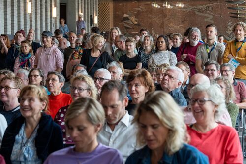 Bezoekers in beeld tijdens de aftrap