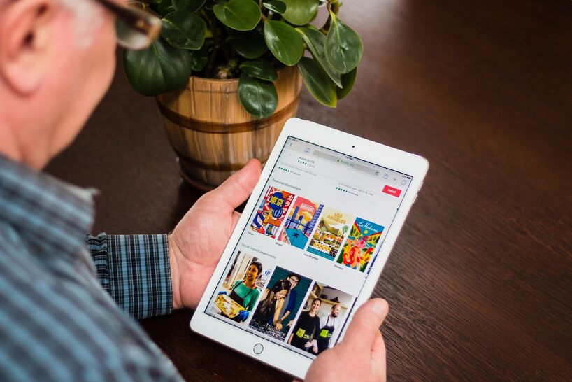 oude man met tablet 