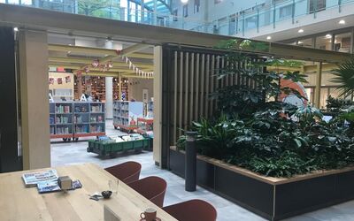 Het cafeetje en in de achtergrond de bibliotheek van Meulenvelden. Foto: Yvonne Witter