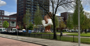 'De Beer', kunstwerk van Florentijn Hofman, in de Staalmanpleinbuurt