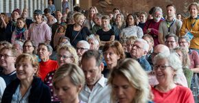 Bezoekers in beeld tijdens de aftrap
